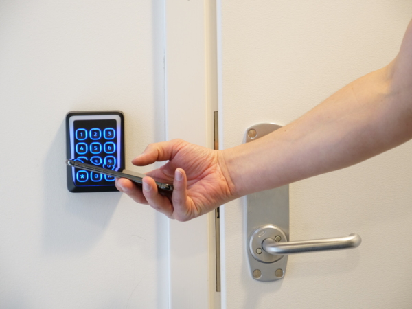 Control de acceso remoto inteligente y seguridad remota 24/7 con ...
